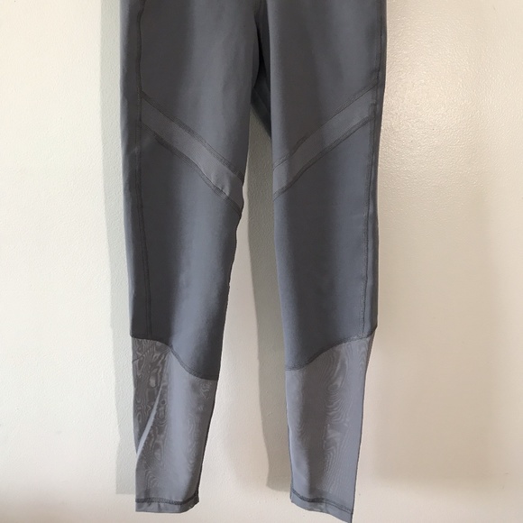 High-Rise Mesh-Trim 7/8 Gray XS Legging - Picture 3 of 6